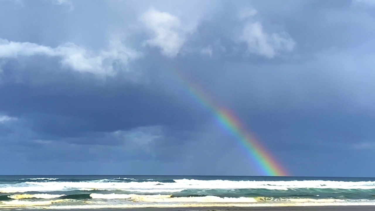 暴风雨海面上的彩虹视频素材