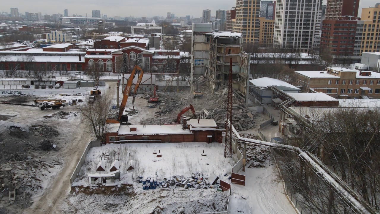 积雪拆除现场旧建筑倒塌的时间推移视频素材