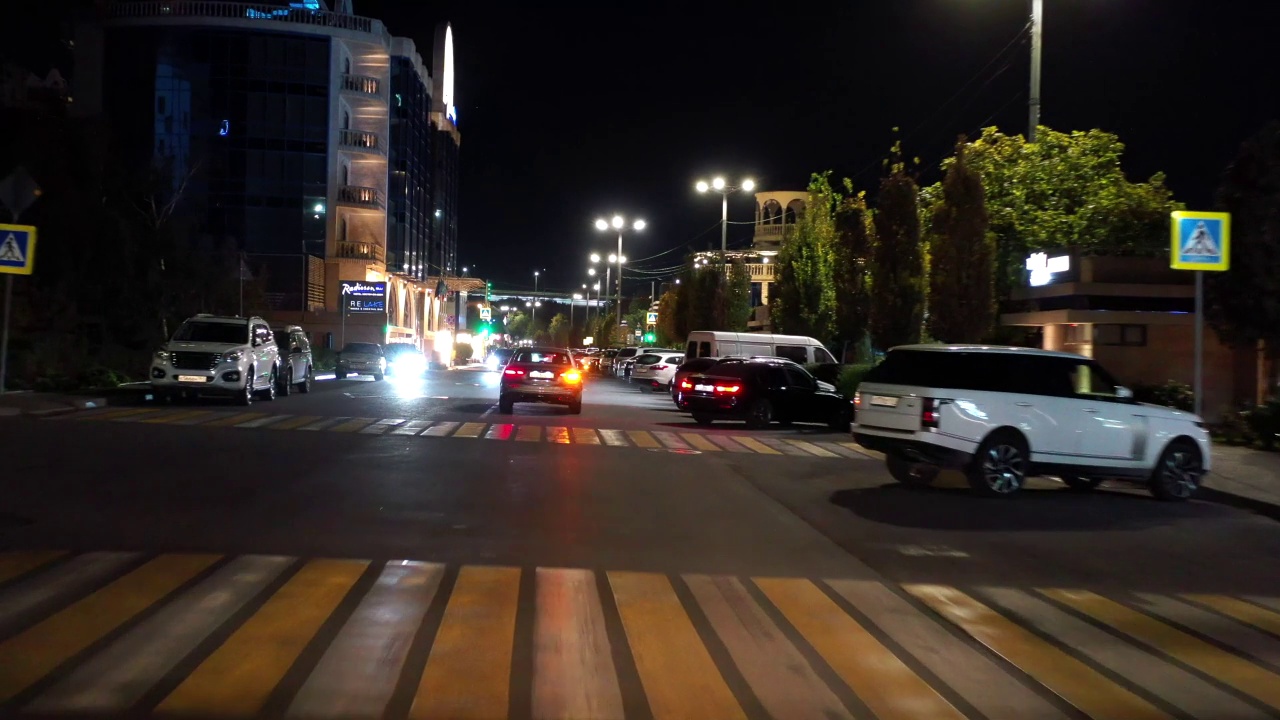 城市的夜路视频素材