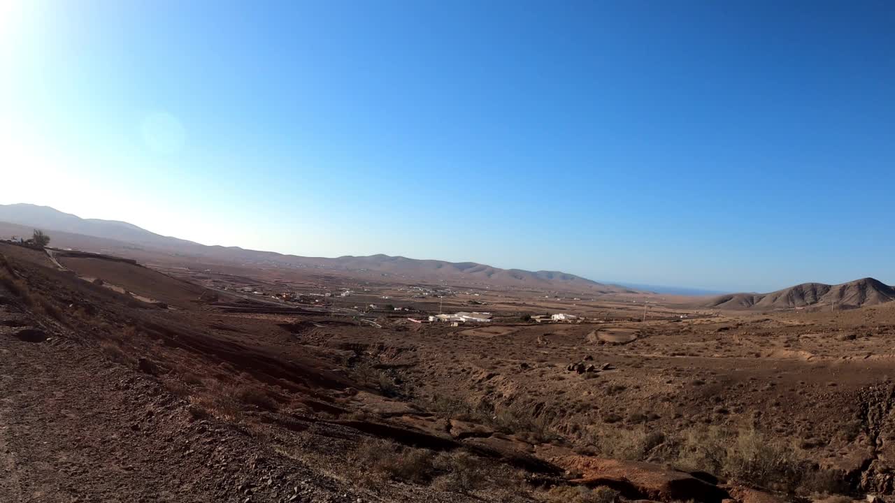 从汽车上看到的干旱地区和富埃尔特文图拉火山视频素材