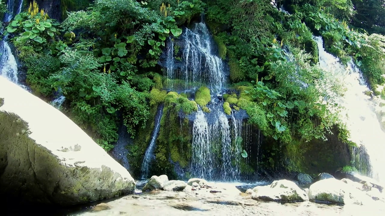 瀑布和河流，吐龙瀑布视频素材