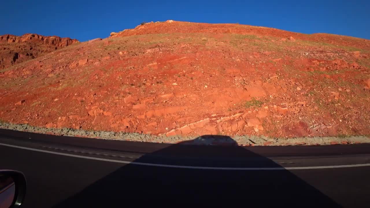 加州公路上的车辆沿着红色明亮的山脉行驶。令人难以置信的观点。公路旅行视频素材