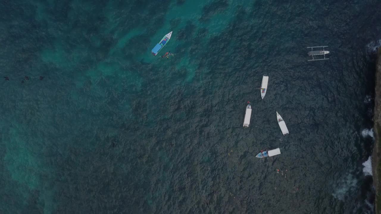 印度尼西亚巴厘岛附近的努沙佩尼达岛的克林金海滩全景。视频素材