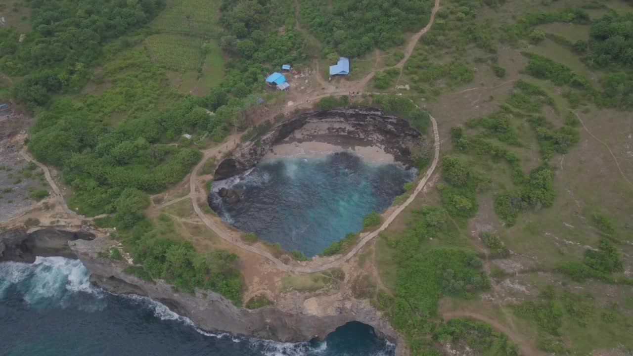 印度尼西亚巴厘岛附近的努沙佩尼达岛的克林金海滩全景。视频素材