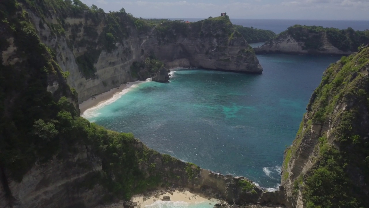 印度尼西亚巴厘岛附近的努沙佩尼达岛的克林金海滩全景。视频素材