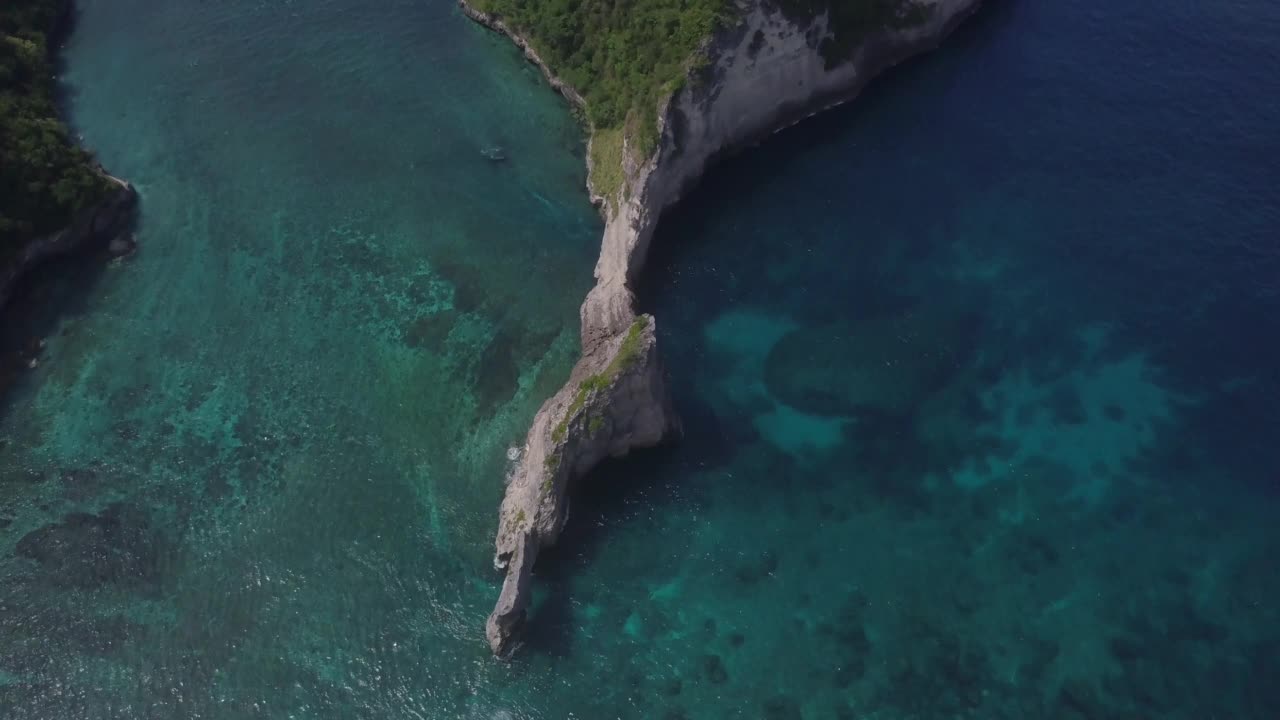 印度尼西亚巴厘岛附近的努沙佩尼达岛的克林金海滩全景。视频素材