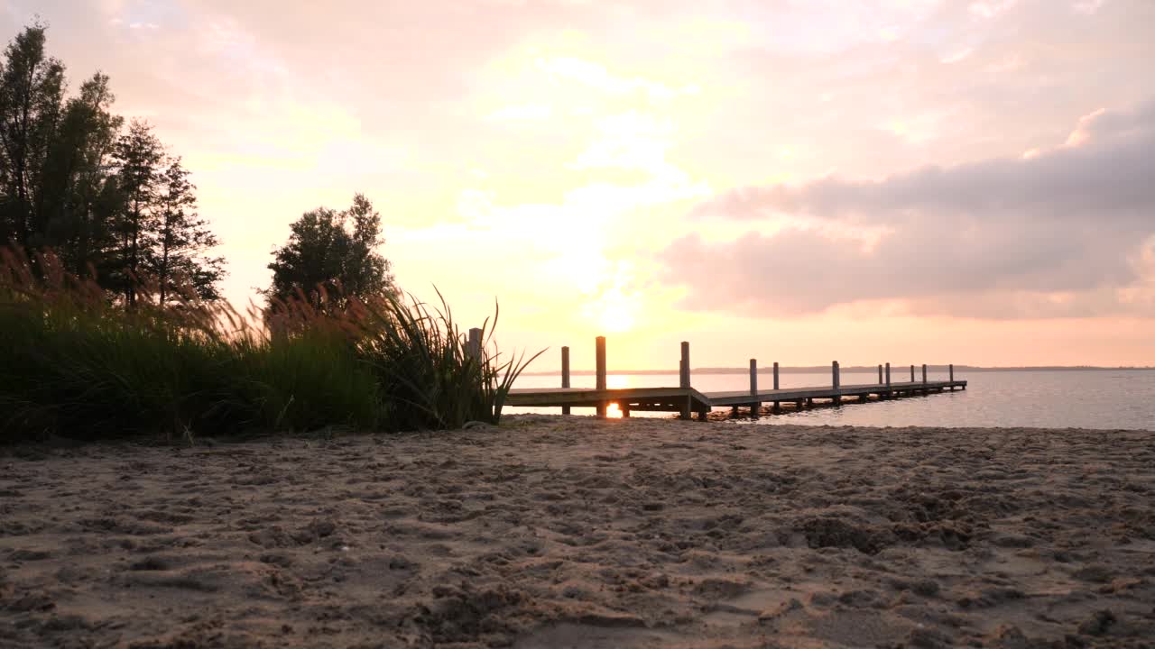 在一个美丽的夏夜，海边的码头视频素材