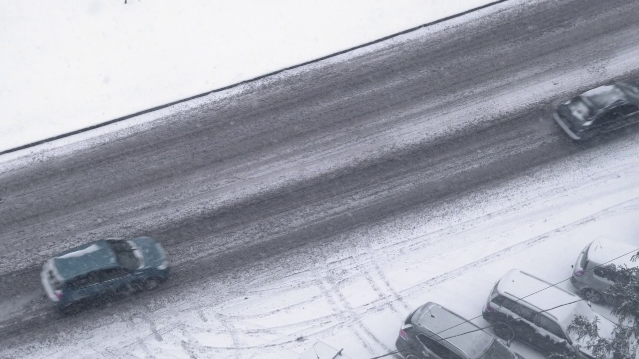 冬季交通季节性天气雪湿路面车辆视频素材