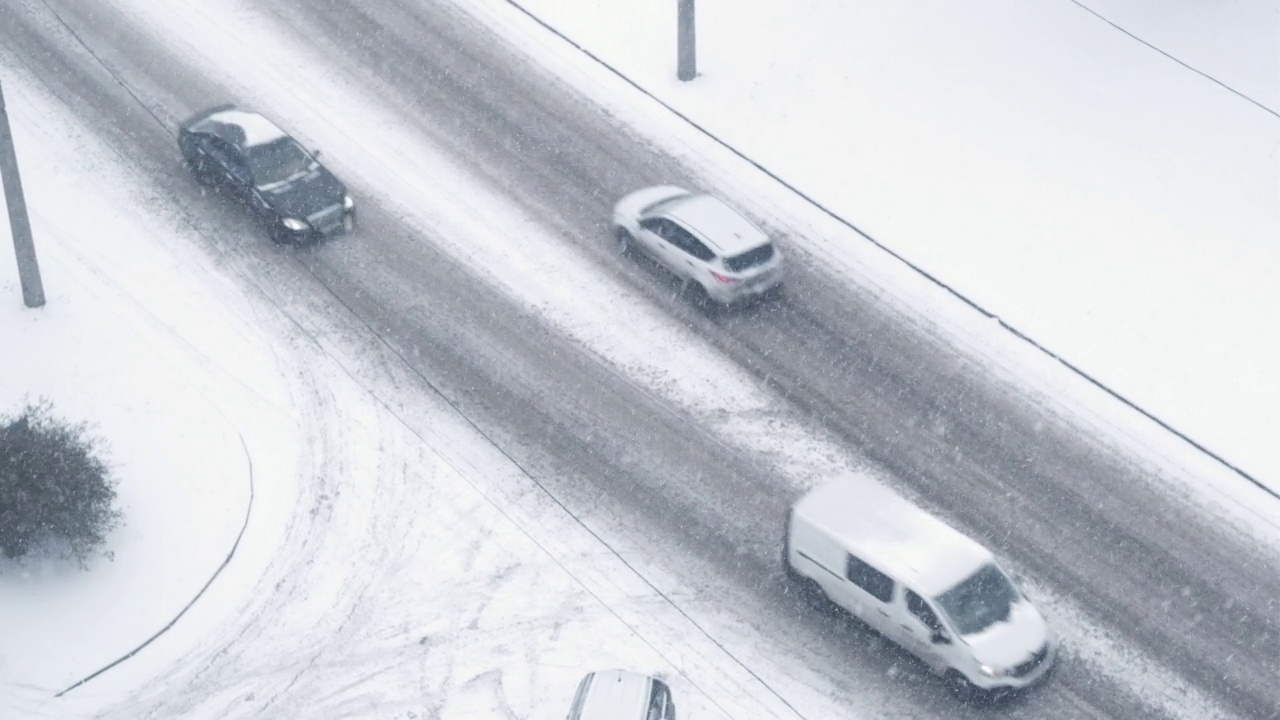 城市暴风雪汽车行驶在潮湿的道路上视频素材