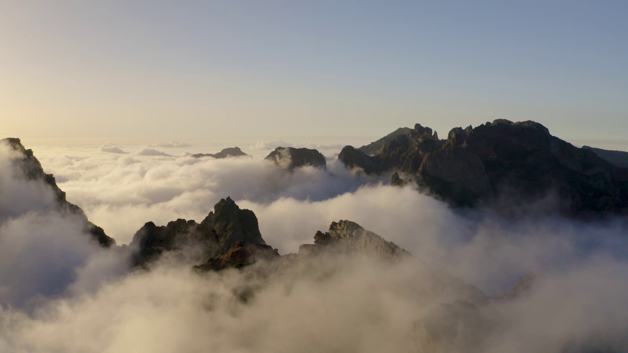 葡萄牙马德拉岛的Pico do Arieiro的鸟瞰图视频下载