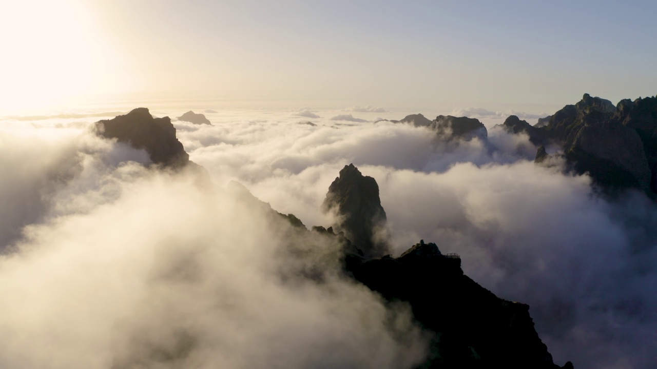 葡萄牙马德拉岛的Pico do Arieiro的鸟瞰图视频下载