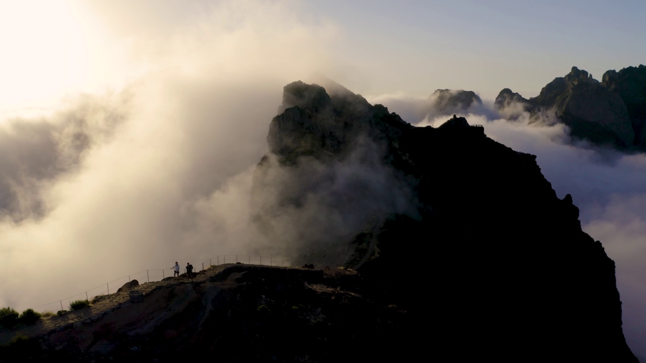 葡萄牙马德拉岛的Pico do Arieiro的鸟瞰图视频素材