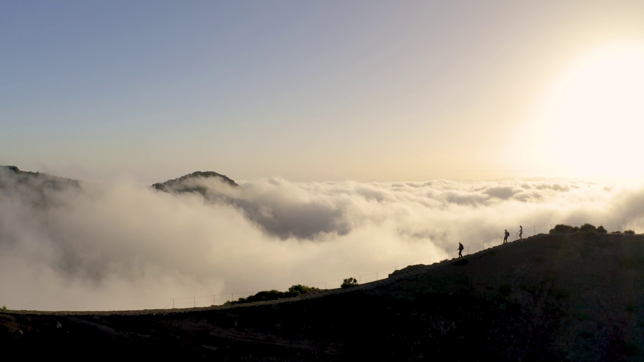 在葡萄牙马德拉岛的Pico do Arieiro，人们在云景上徒步视频素材