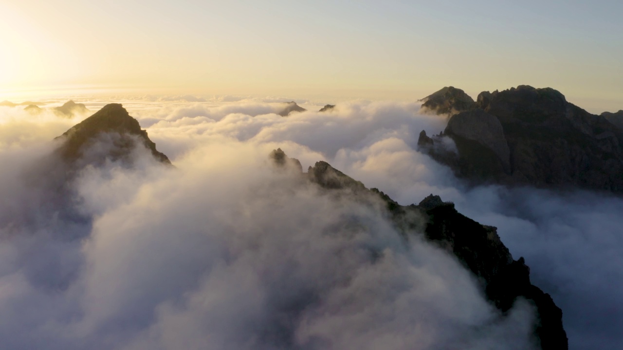 葡萄牙马德拉岛的Pico do Arieiro的鸟瞰图视频下载