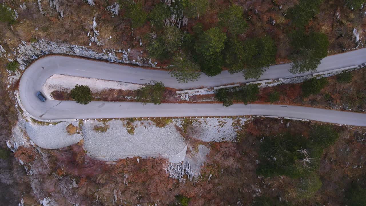 鸟瞰图无人机在山区公路科托尔，洛夫森蛇形秋天黑山视频素材