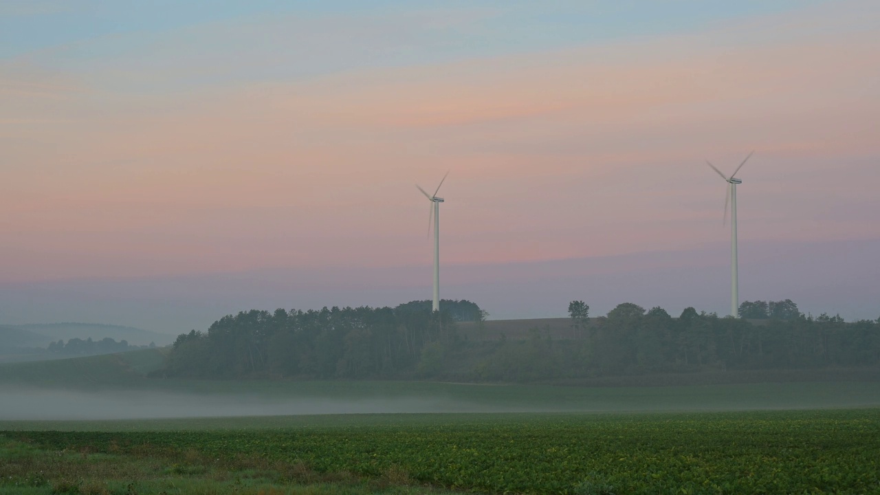 Wind turbines at sunrise, Höhefeld, Wertheim, Baden-Württemberg, Germany视频素材