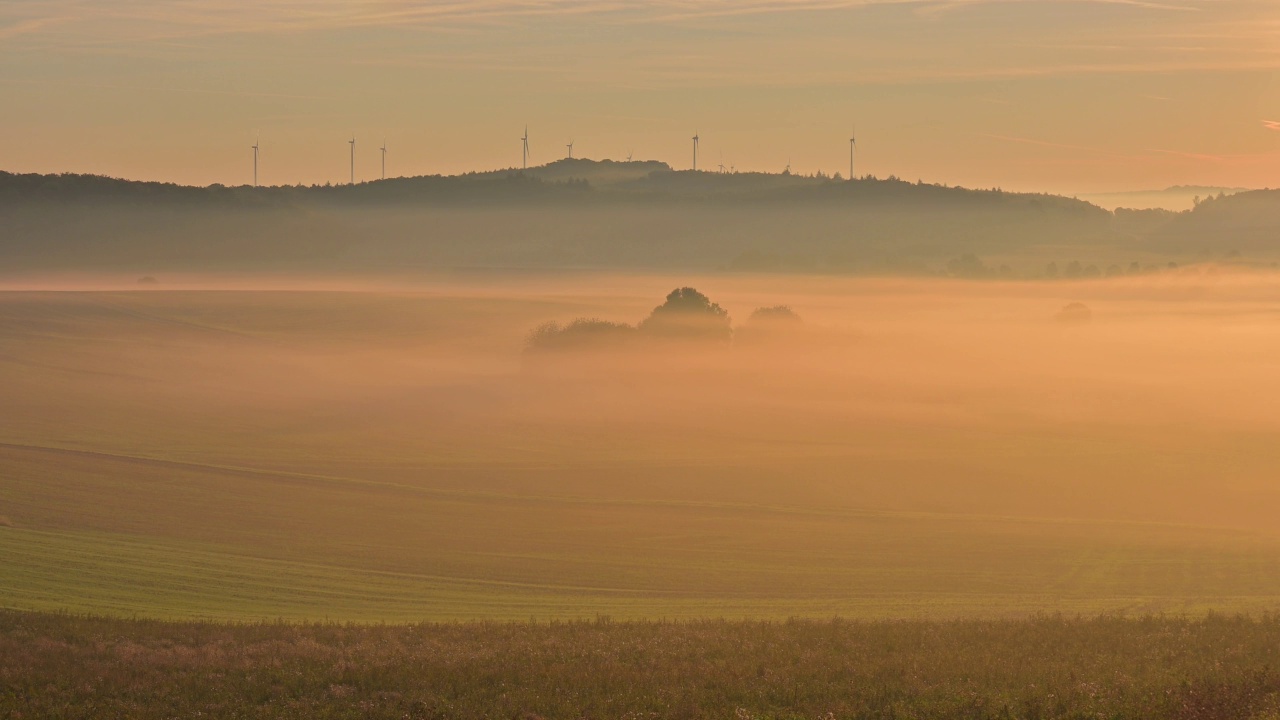 Landscape on a foggy morning, Höhefeld, Wertheim, Baden-Württemberg, Germany视频素材