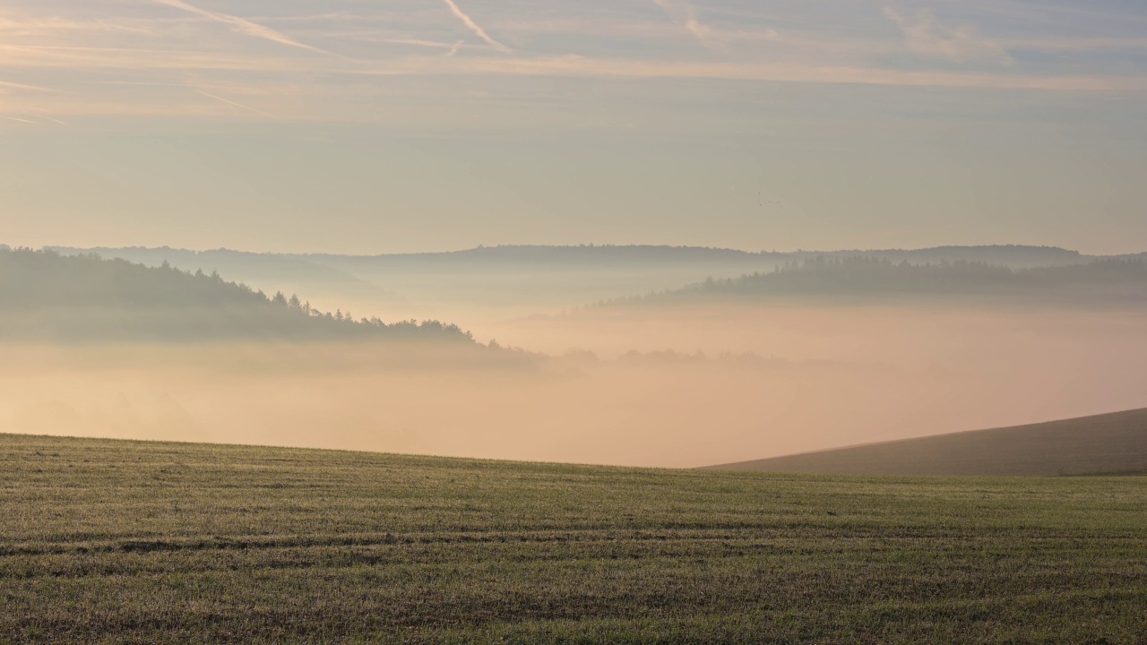 Landscape on a foggy morning, Werbach, Baden-Württemberg, Germany视频素材