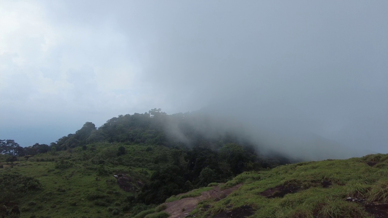 Ponmudi山站，喀拉拉邦Thiruvananthapuram美丽的雾山视频素材