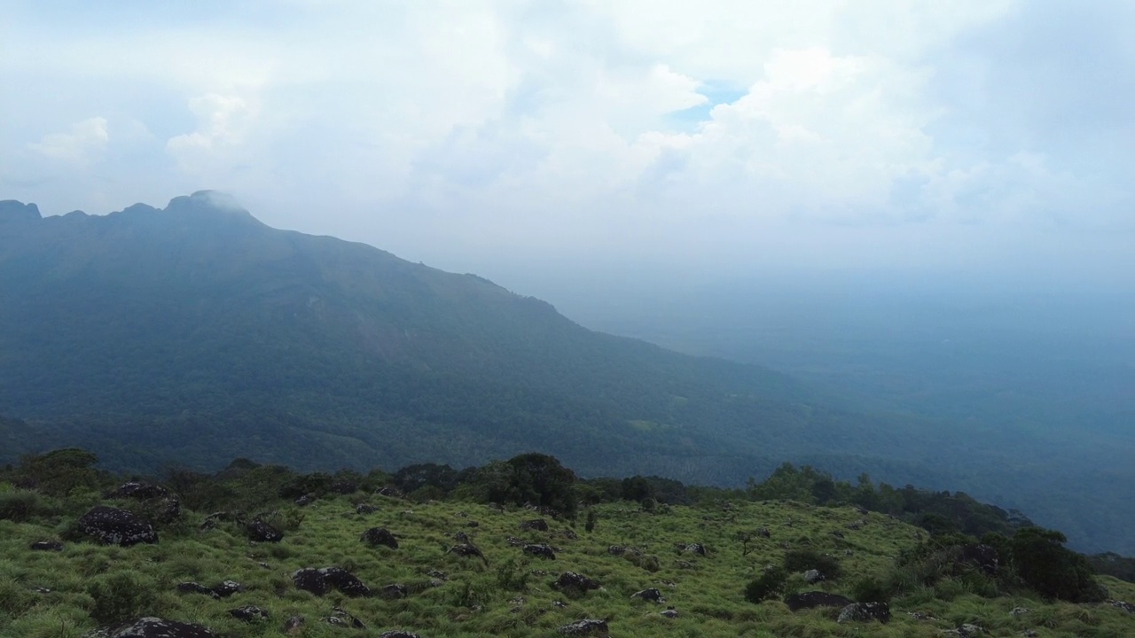 Ponmudi山站，喀拉拉邦Thiruvananthapuram美丽的雾山视频素材