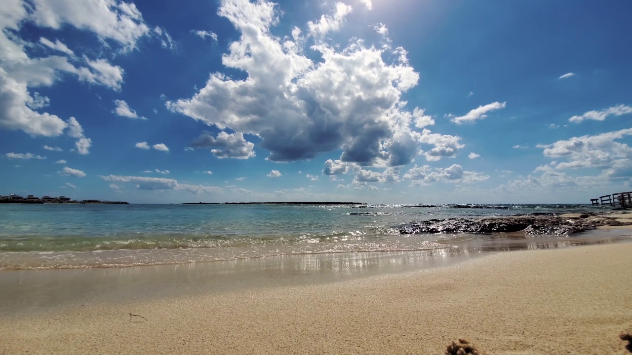 可怕的海洋背景。云和海。海边有沙。视频素材