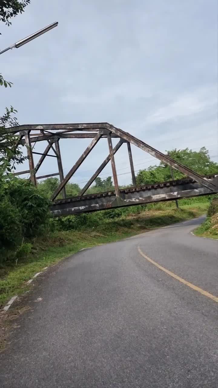 在铁路桥下骑自行车视频下载