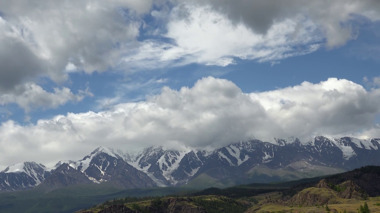 Kurai地区的阿尔泰山脉的延时视频，背景是北Chuisky Ridge。视频素材