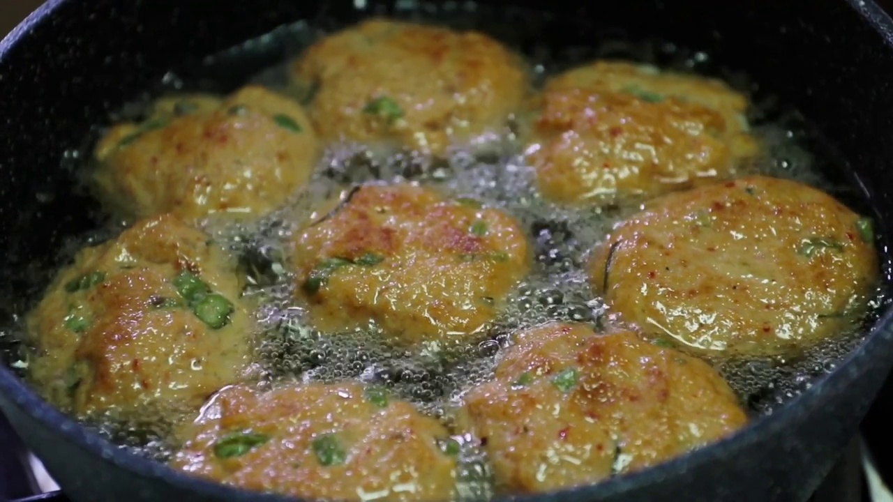 炸咖喱鱼饼配黄瓜和酸酱辣椒。制作美味的热油炸鱼饼(陶门普拉);受欢迎的泰国菜。视频素材