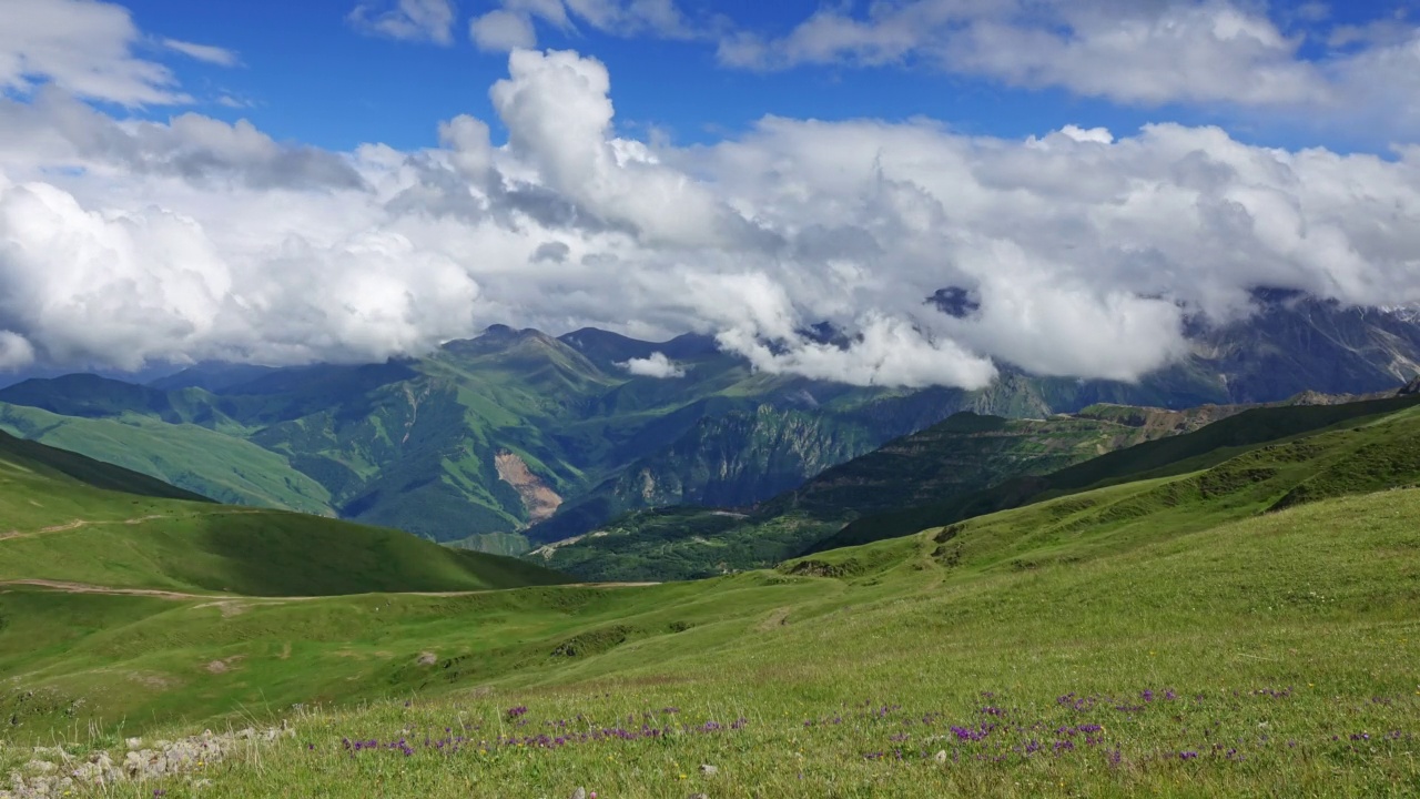 高加索山脉的夏季景观视频素材