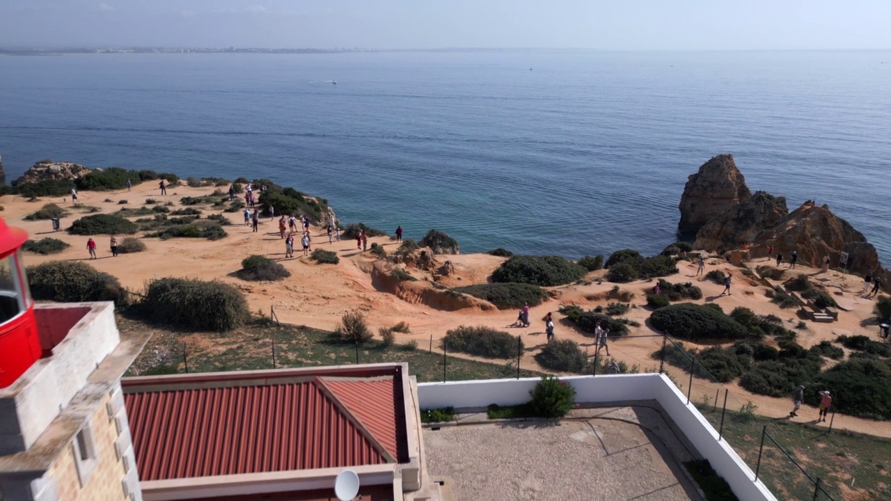 在拉各斯，阿尔加维，葡萄牙的Ponta da Piedade灯塔鸟瞰图视频素材