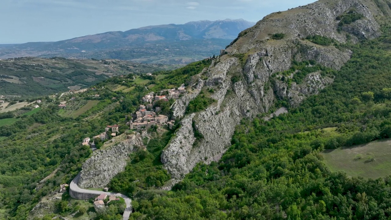 意大利阿布鲁佐的Monte La Queglia和Corvara村视频素材