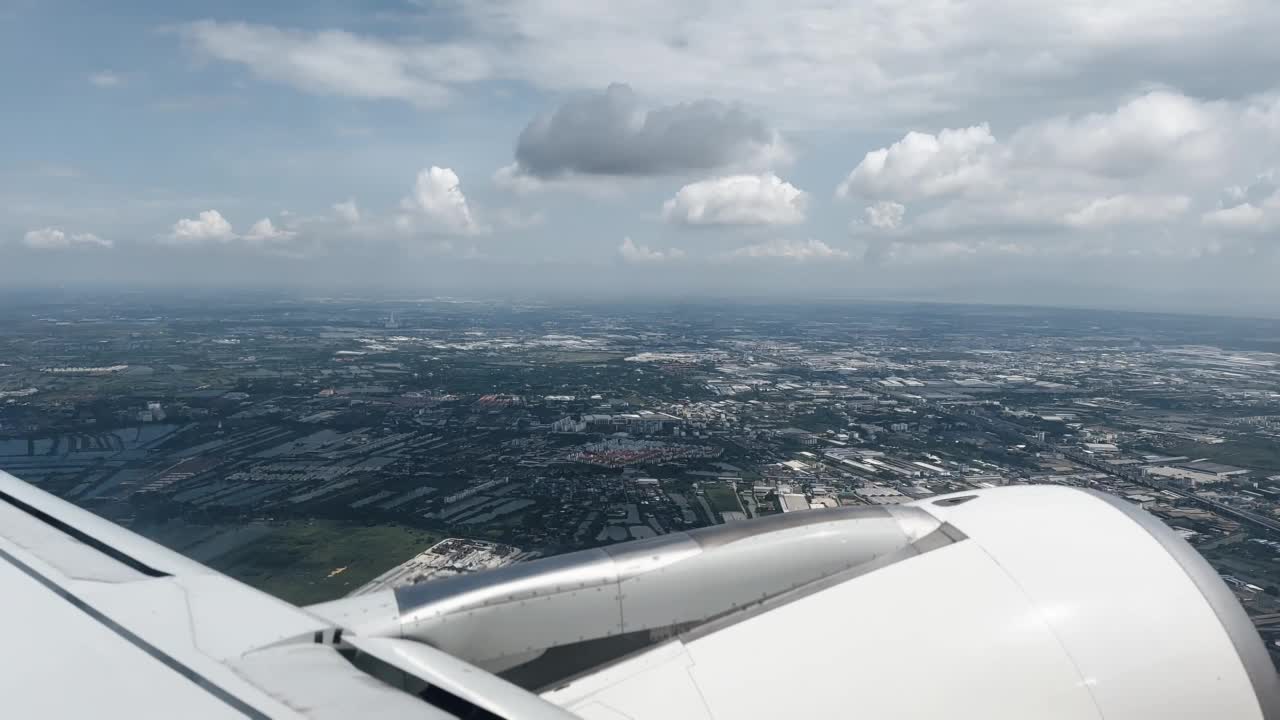 客舱乘客座位的窗口可以看到飞机在空中与飞机的机翼视频素材