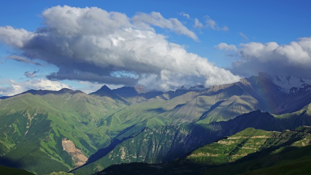 高加索山脉的夏季景观视频素材