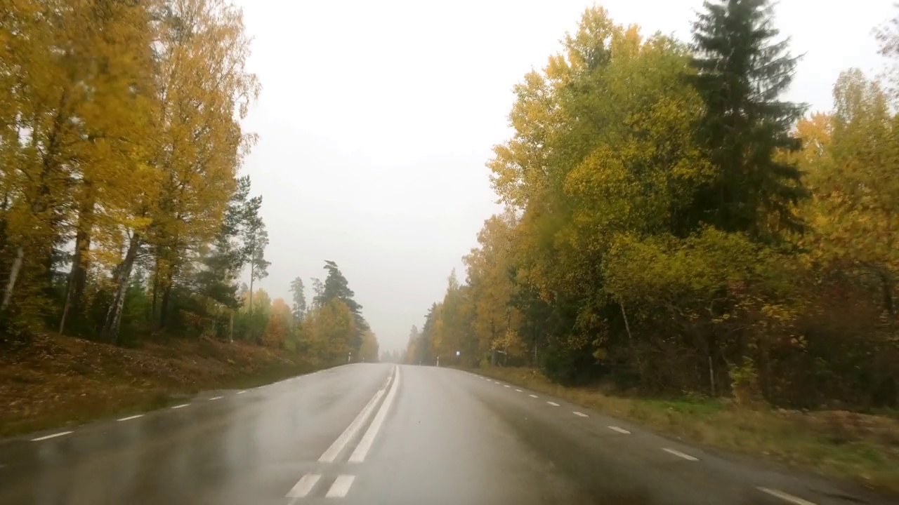 在秋雨中行驶在乡间小路上视频素材