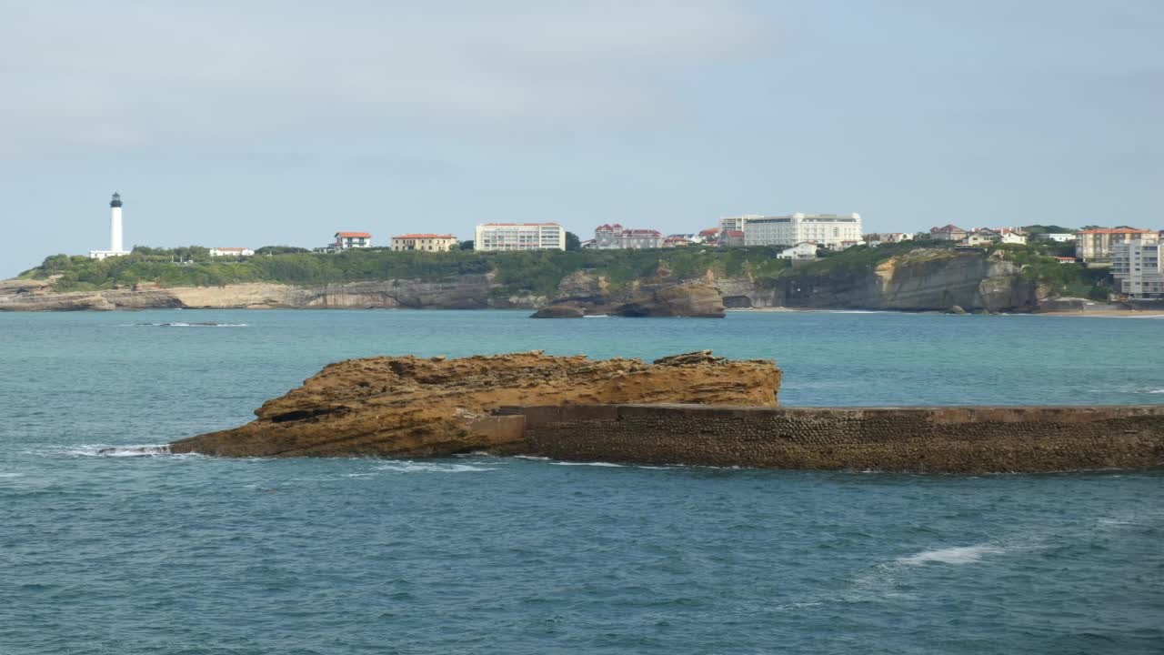 法国西南部比亚里茨美丽的海滨风景和日落时的灯塔视频素材