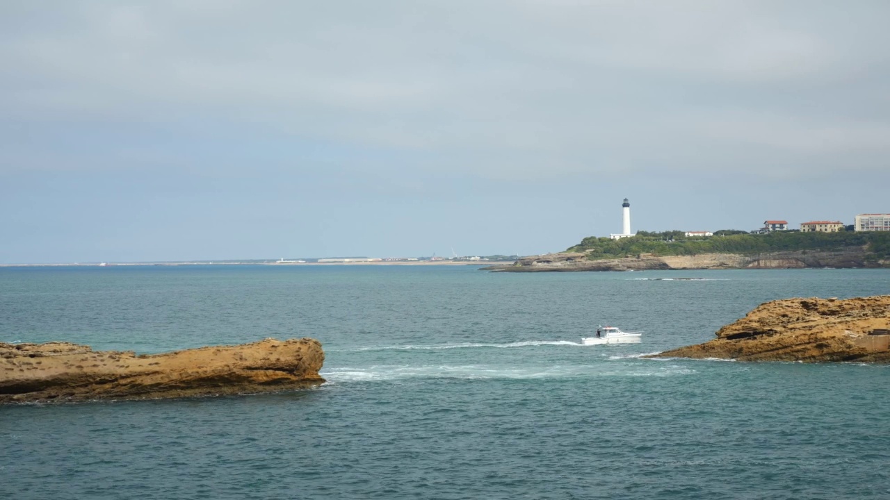 法国西南部比亚里茨美丽的海滨风景和日落时的灯塔视频素材