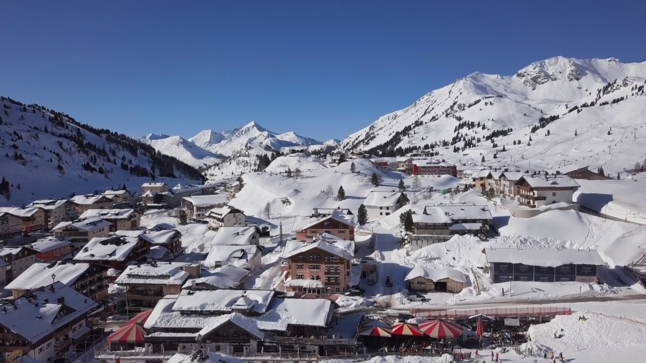 奥伯陶恩滑雪村鸟瞰图，奥地利萨尔茨堡州。视频素材