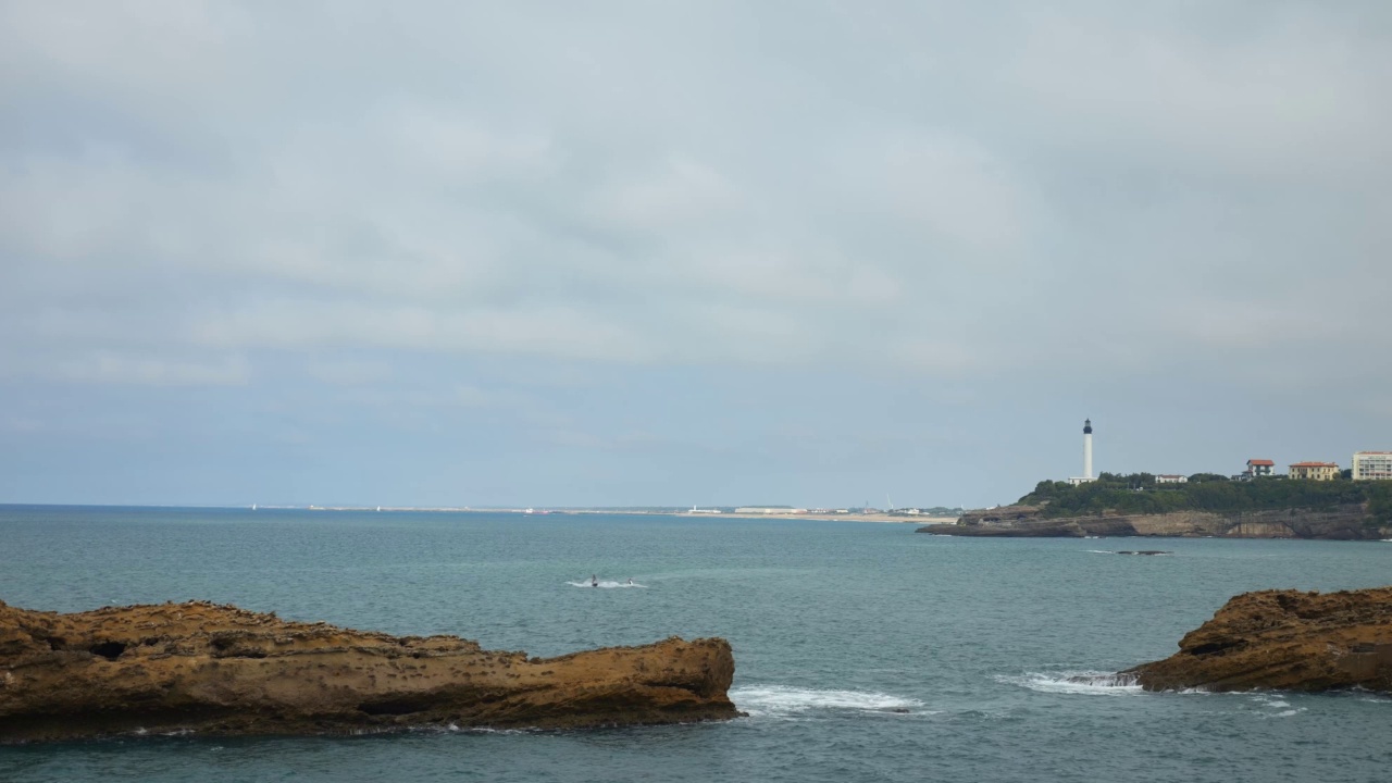 法国西南部比亚里茨美丽的海滨风景和日落时的灯塔视频素材