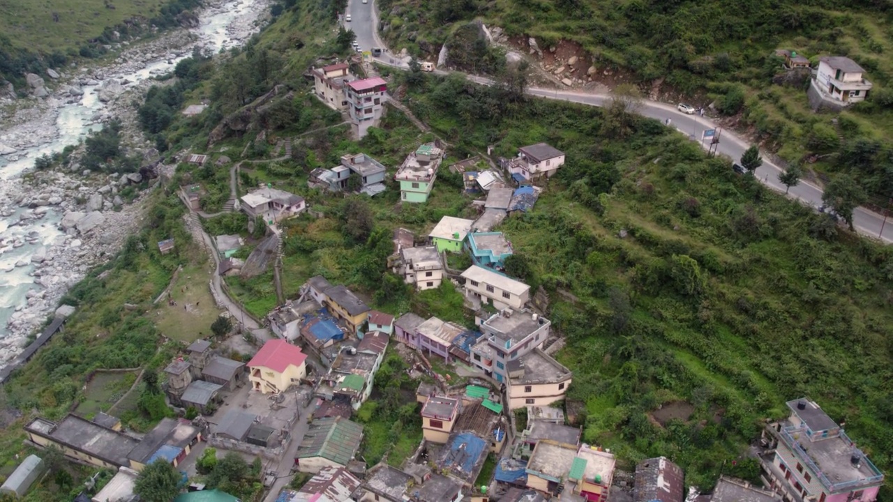 在印度北阿坎德邦的Chamoli地区，沿着冰川河流的喜马拉雅村庄的4K空中无人机库存视频视频素材