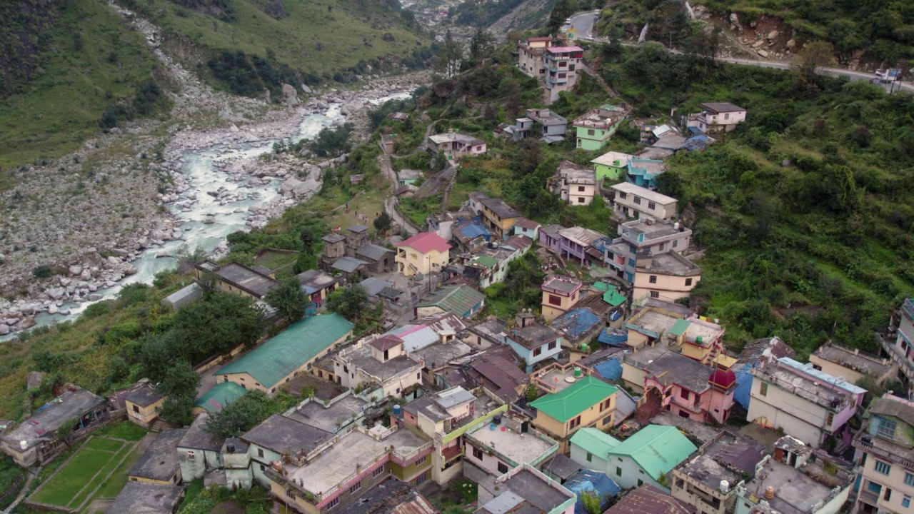 在印度北阿坎德邦的Chamoli地区，沿着冰川河流的喜马拉雅村庄的4K空中无人机库存视频视频素材