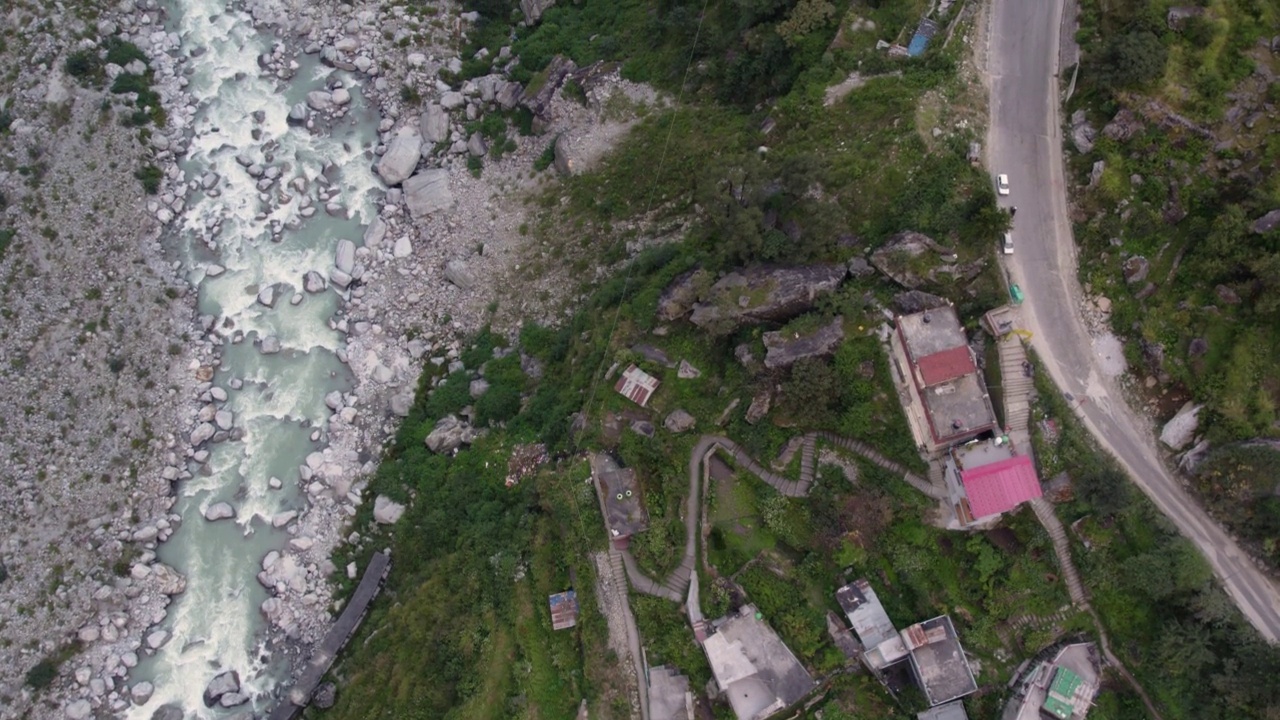 在印度北阿坎德邦的Chamoli地区，沿着冰川河流的喜马拉雅村庄的4K空中无人机库存视频视频素材