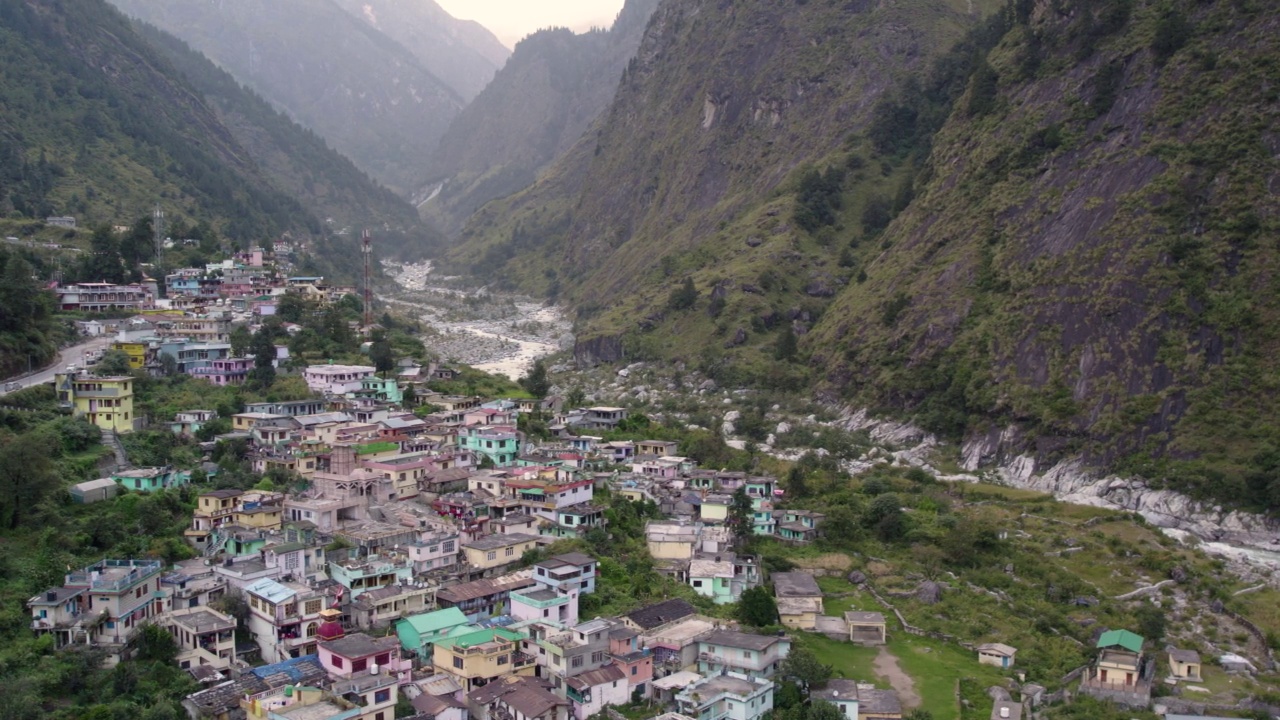 在印度北阿坎德邦的Chamoli地区，沿着冰川河流的喜马拉雅村庄的4K空中无人机库存视频视频素材