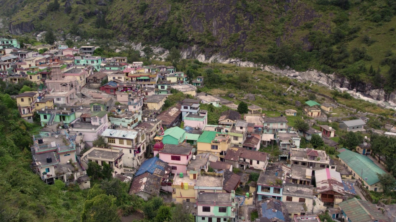 在印度北阿坎德邦的Chamoli地区，沿着冰川河流的喜马拉雅村庄的4K空中无人机库存视频视频素材