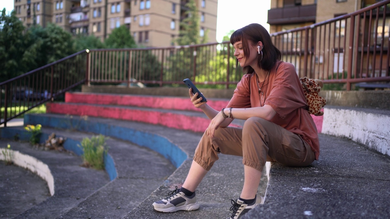 年轻女子在户外打电话视频素材