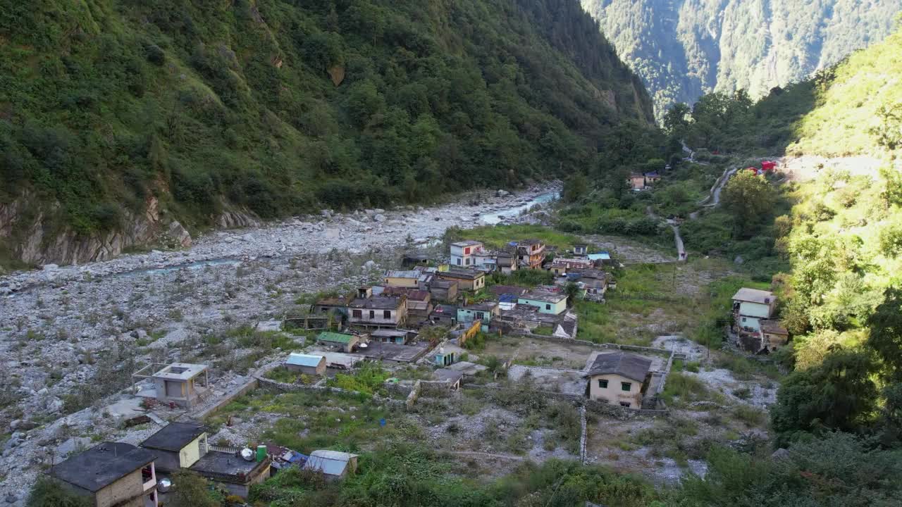 在印度北阿坎德邦的Chamoli地区，沿着冰川河流的喜马拉雅村庄的4K空中无人机库存视频视频素材