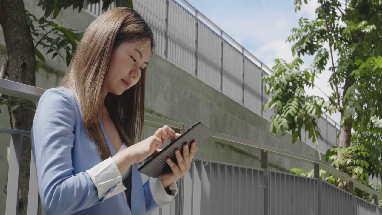 女商人在走廊办公室使用平板电脑视频素材