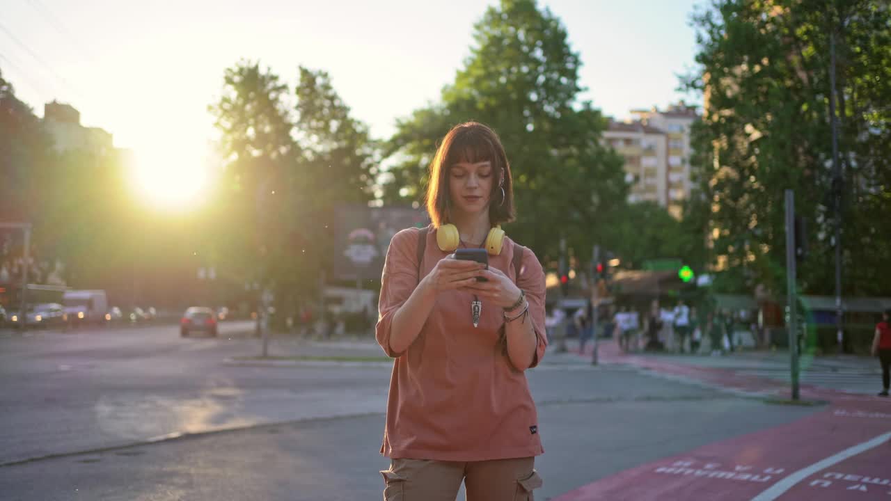 女子在户外使用智能手机视频素材