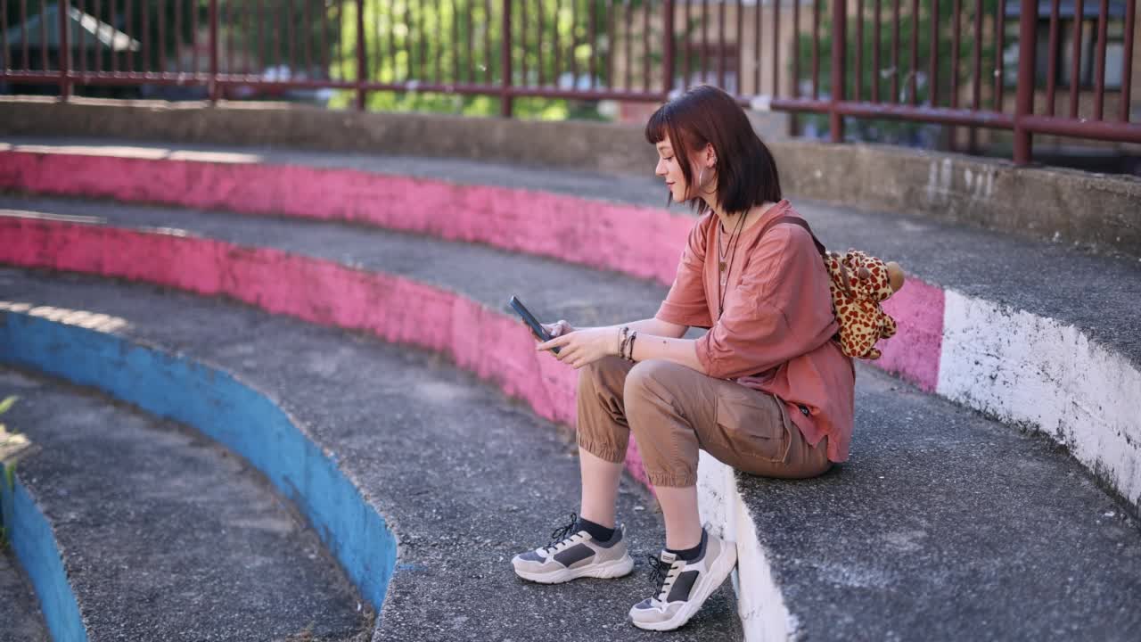 年轻女子在户外视频通话视频素材