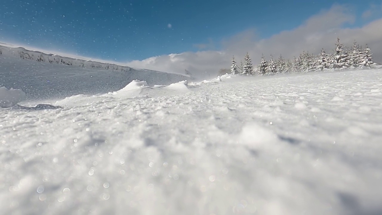 大雪在冬季山坡上飞扬，特写和慢镜头视频素材