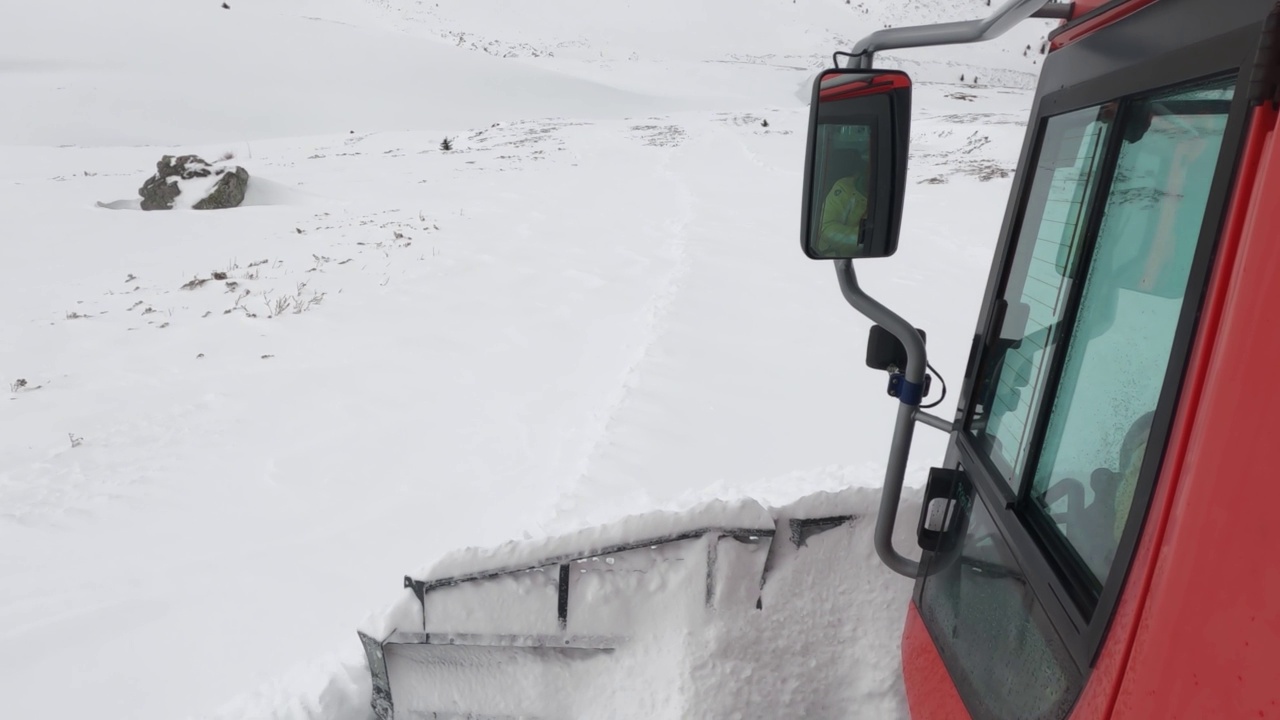 带扫雪机的雪地车准备滑雪坡道，在滑雪场的深雪道上行驶。重型机械运输自由风格的滑雪者在山顶视频素材